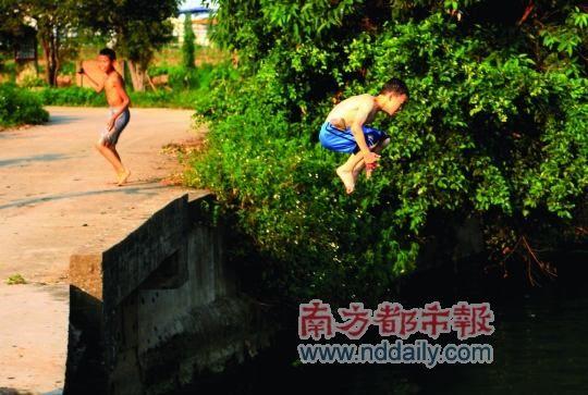 孩子们快乐地跳进池塘。