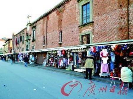在街边商店可以淘到不少好东西。