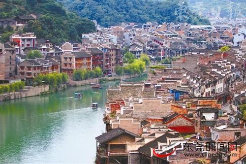 沿河而建的镇远古县城，建筑独具民族风情