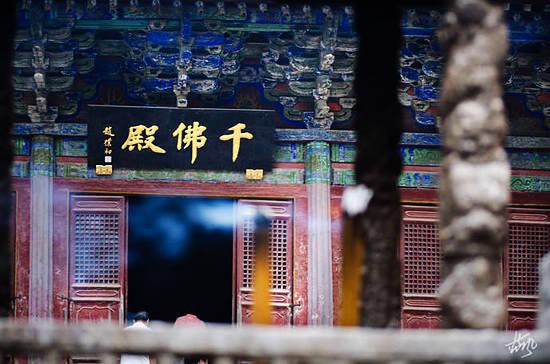 千佛殿依山建于高大的台基之上