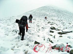 穿越鳌太，每天都要跟乱石雪堆打交道。