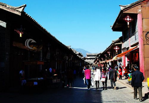 古城四面环山，气候温和，四季如春，素有“小春城”之美称