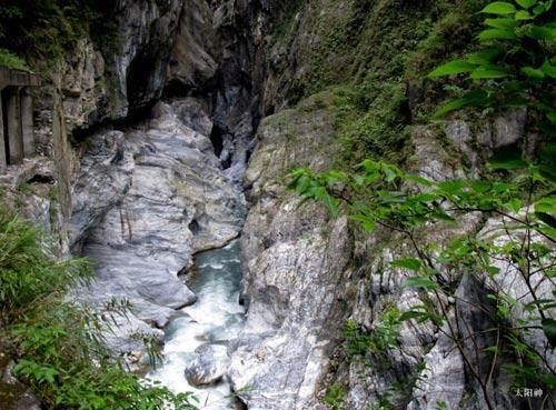 山涧溪水