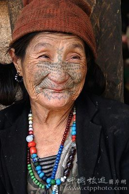 目前独龙族只剩下三十多位纹面女，最年轻的也是花甲之年 吴世平摄