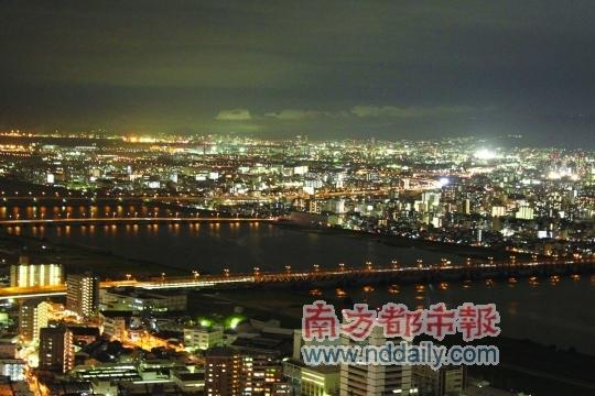 空中庭园俯瞰大阪城，淀川河流过。