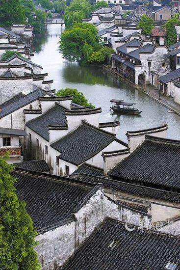 登高俯瞰，南浔百间楼鳞次栉比的风火墙净收眼底