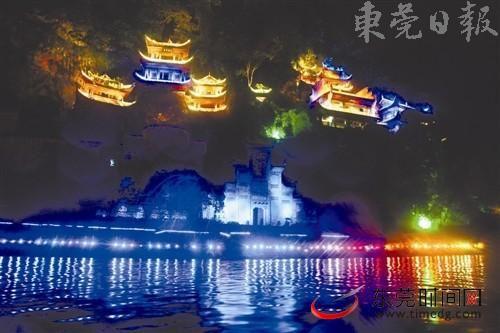 夜晚的镇远青龙洞道观景区，恢弘建筑高悬绝壁