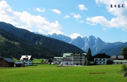 奥地利美丽的山村，远处群山如巨大的屏风