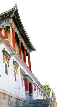 昭庙在香山公园见心斋以南，全称宗镜大昭之庙，清乾隆四十五年为接待西藏班禅进京而建。