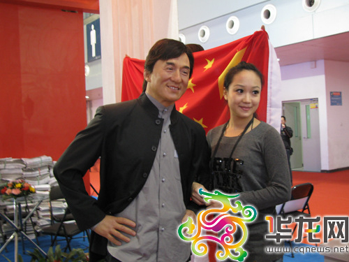 市民争相与“成龙”合影