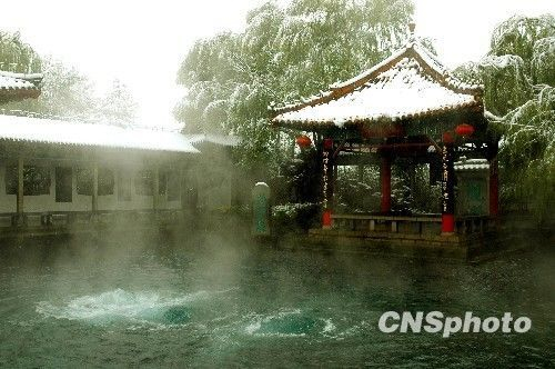 　　由于特殊的地质结构，山东济南泉水众多，全市范围内有泉水七百三十三处，其中仅市区趵突泉、黑虎泉、五龙潭、珍珠泉四大泉群就有泉一百三十六处。“家家泉水，户户垂杨”的“泉水文化”，是最能代表济南城市个性的泉城文化。图为趵突泉雪景。 中新社发 宋卫东 摄