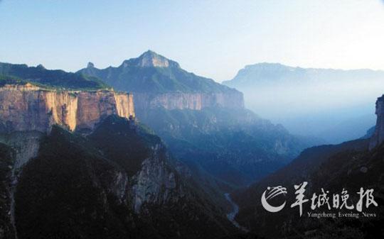 一村民自豪地说，这山谷一早一晚都有白雾涌起。