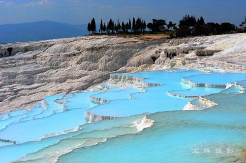 Pamukkale，位于土耳其代尼兹利市西南部，是全球知名的温泉度假胜地之一