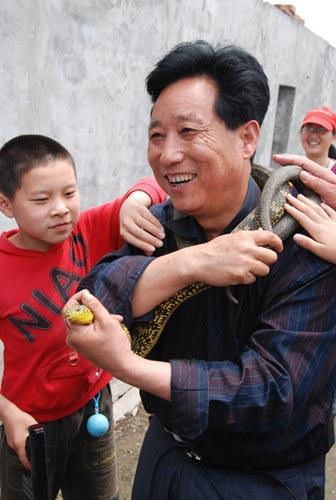  “蛇王”杨洪昌与蛇共舞