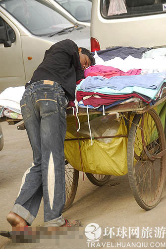 这位趁着堵车的时候睡着了