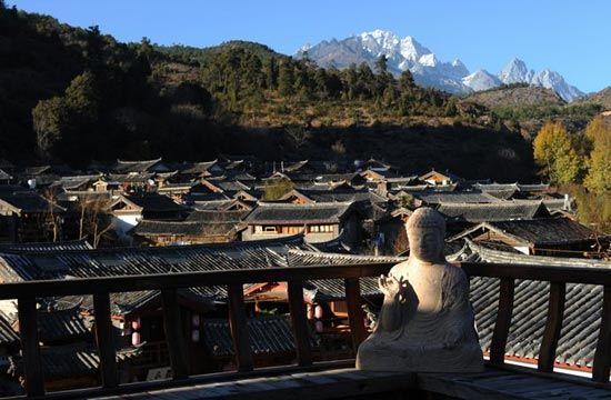 清晨站在观景台上俯瞰古城