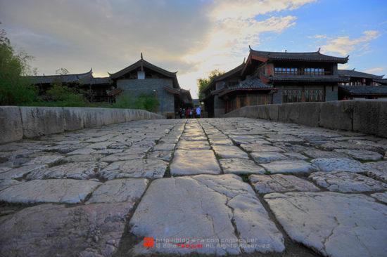 束河古镇，光滑的石板路