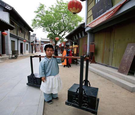 2006年5月3日，山东阳谷县狮子楼风景区，是开发《金瓶梅》文化力度最大的地方。招聘来的身高不足一米的武大朗沿街叫卖炊饼。