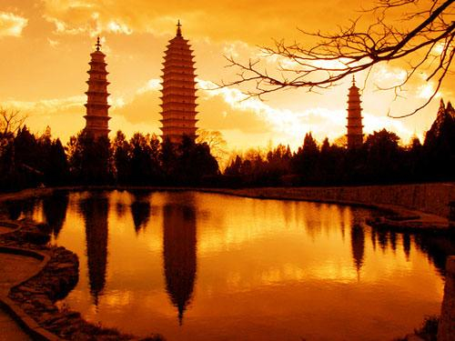 夕阳中的崇圣寺三塔