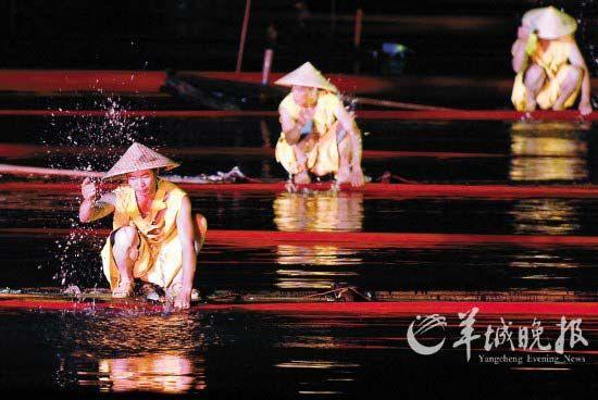 《印象·刘三姐》的演员绝大多数是当地渔民。(新华社供图)