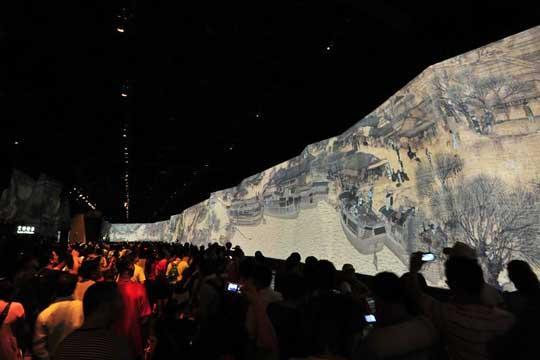中国馆的动画版《清明上河图》展示了中华文化智慧的长河