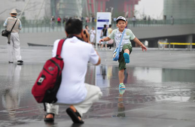 庆典广场上的“水镜”让孩子兴奋不已