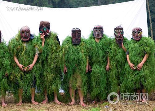 全身挂满芒草跳舞