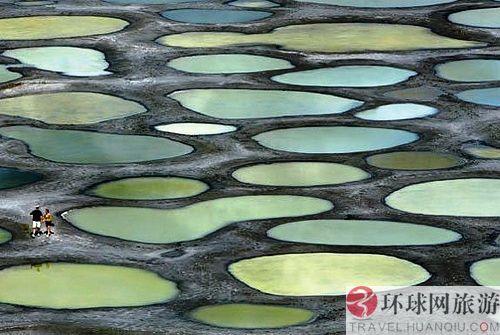 一年内湖水颜色会不断变化