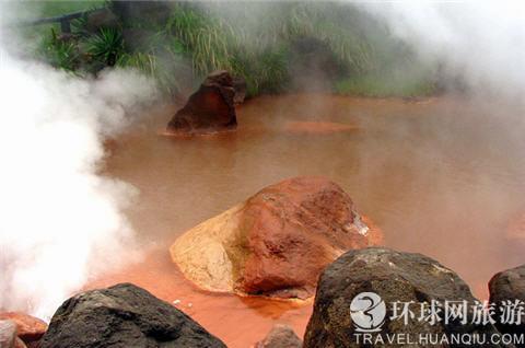 那就是泛着血红色的泉水，好似想象中地狱的景象