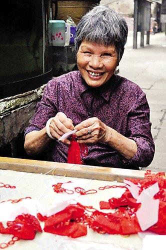 街巷内坐着闲来做手工的阿婆