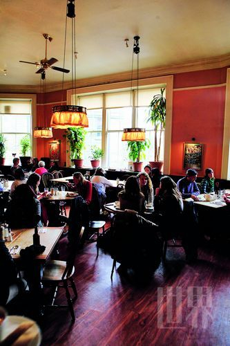 当年罗琳创作出哈利波特魔法世界的大象咖啡馆一隅