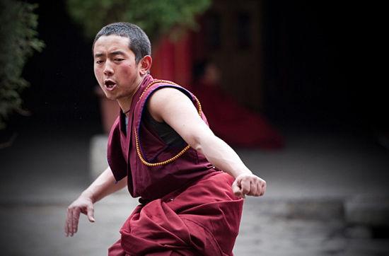 正在辩经的喇嘛