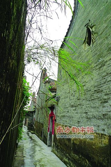 村中的梅花形窗户。