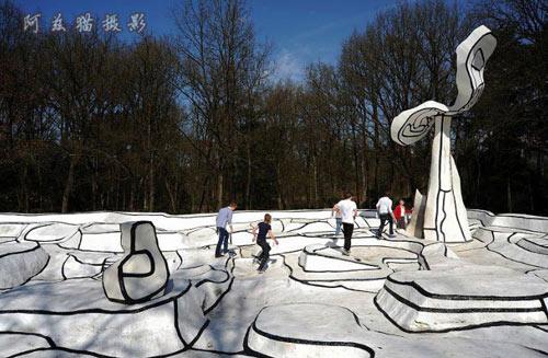 库勒.米勒美术馆外,绿色的草地上,那一大片雕塑, 在蓝天白云下，就像是自己从大地生长出来一般