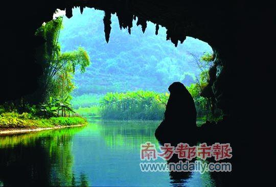 在玉溪三洞，可穿过三座石山溶洞。
