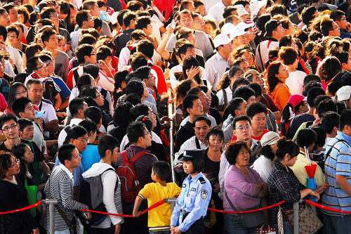 世博园内拥挤的游客