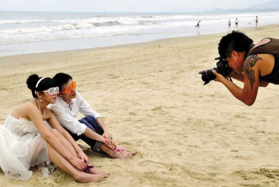 拥有天涯海角、海枯石烂的两大浪漫爱情誓言元素的三亚，历来都是情侣见证忠贞爱情之地