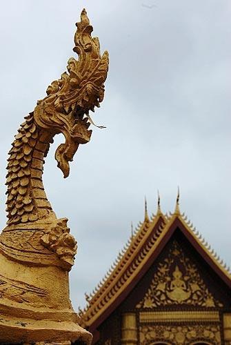 在老挝，塔銮具有极高的地位，是老挝的国宝，国徽中的图案就是塔銮。