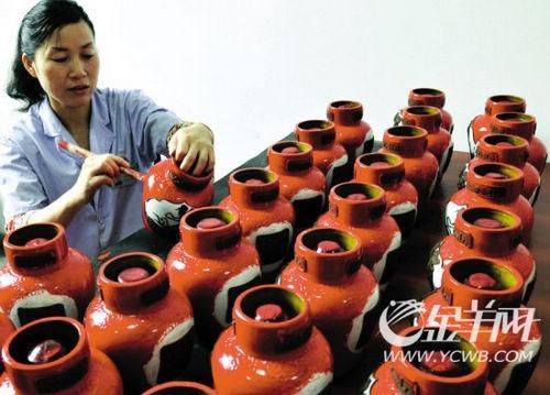 绍兴黄酒厂师傅手工绘制坛身