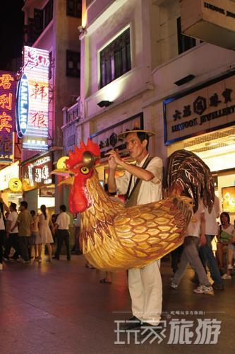 在热闹的广州夜市，售卖“鸡公榄”的传统手工艺人是广州街头一景。