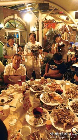 在啤酒街上大啖海鲜，还有街头艺人助兴（马耀俊摄）