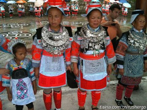 这是革家一家四代的女子，小孩、少女、妇女和老人的服饰各不相同！