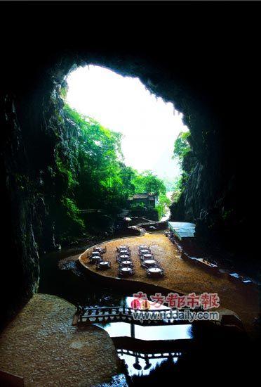 凌霄洞口非常高大，让人有豁然开朗的感觉。