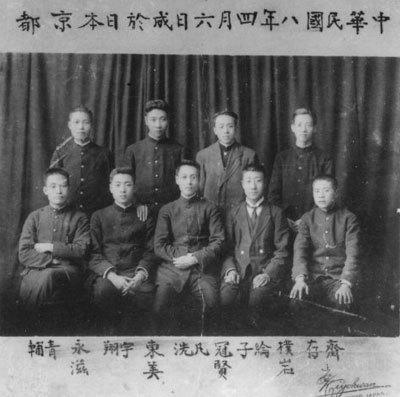 1919年4月6日，即写作《雨中岚山》的第二天，周恩来与友人在日本京都留影，前排左二为青年周恩来，翔宇是他的字。