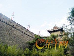 　伫立旌旗、箭楼之旁，会勾起深深的怀古之情