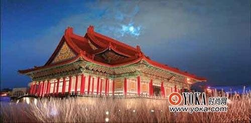 建筑样式类似庙堂的中正纪念堂是台北重要地标。