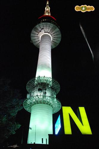 南山N塔的夜间景观照明和造型物也像首尔的夜景一样绚丽夺目