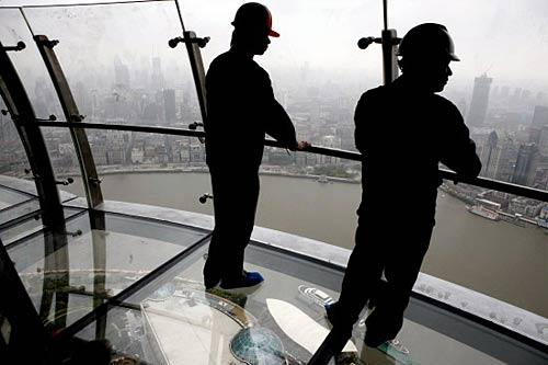 工人在东方明珠259米高的观光悬廊内的设施进行检查