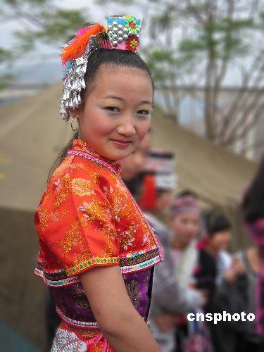 欢庆傣族传统节日“花街节”。