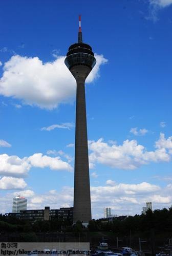 电视塔，建筑70年代末80年代初，当然比不上中国某些城市新塔，不过我想当时它也是挺吸引人的眼球的